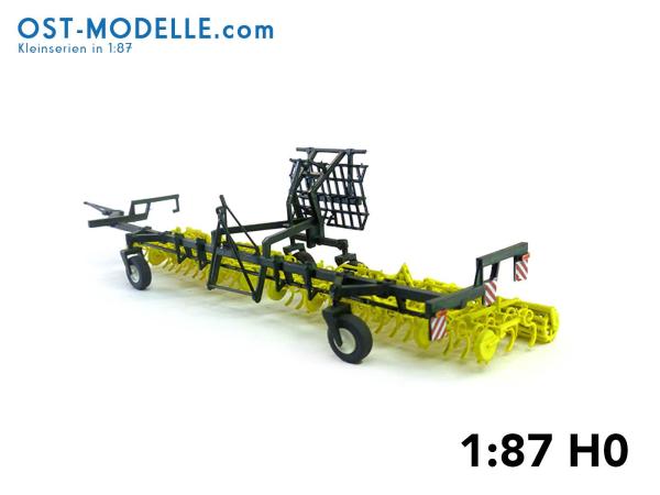 Koppelwagen T890 A01 Bodenbearbeitung 2 Feingrubber B231 Transportstellung gelb
